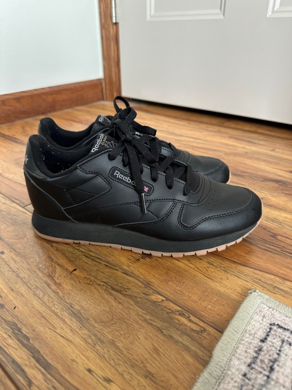 Reebok Boys Girls Classic Black Leather Shoe with Gum Outsole Size 7 youth